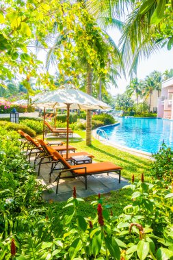 Boş şemsiyeleri ve sandalyeler