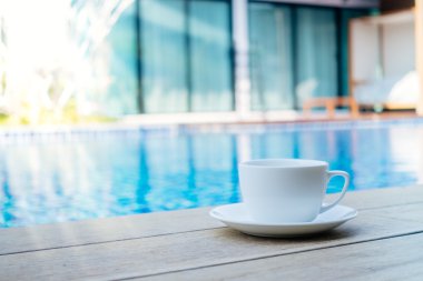 Kahve fincanı masada.