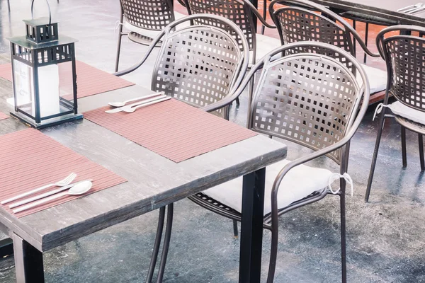 Tomma bord och stol — Stockfoto