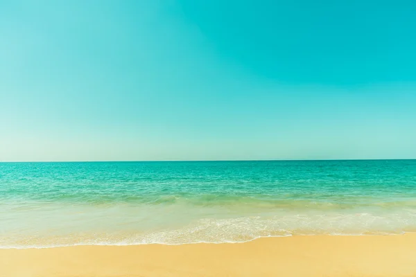 Hermosa playa tropical y el mar — Foto de Stock