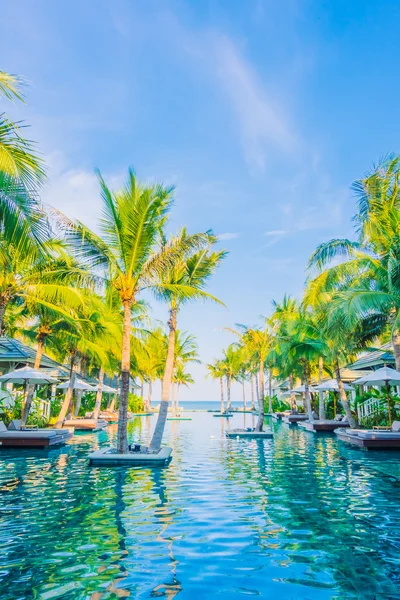 Bela piscina de luxo — Fotografia de Stock