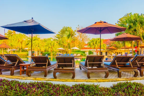 Swimming pool in hotel resort — Stock Photo, Image