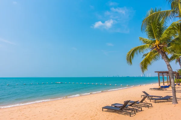 Bella spiaggia e mare con palme — Foto Stock