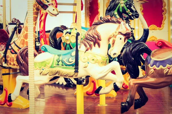 Vintage Carrossel cavalo no parque de diversões — Fotografia de Stock