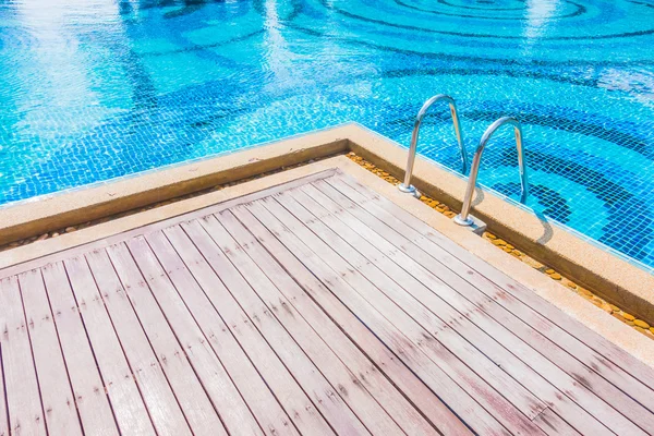 Bela piscina de luxo — Fotografia de Stock