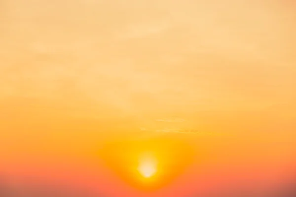 Vacker solnedgång på himlen — Stockfoto