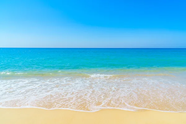 Красивый тропический пляж и море — стоковое фото