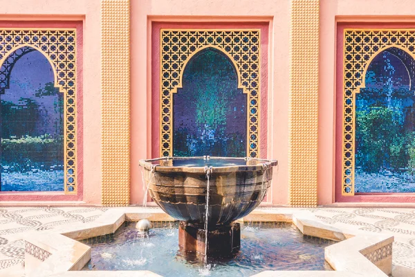 Фонтанная вода в стиле марокко — стоковое фото