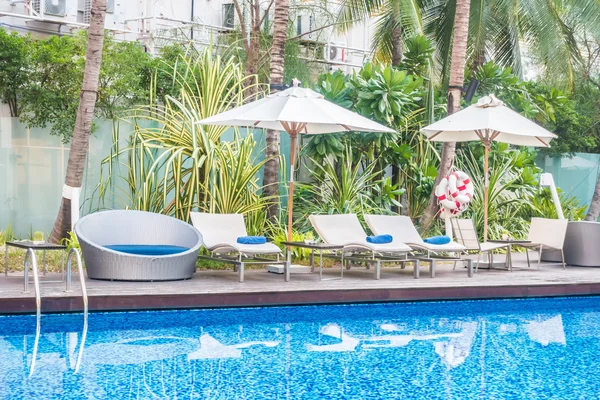 Şemsiye ve güzel lüks Yüzme Havuzu etrafında sandalye — Stok fotoğraf