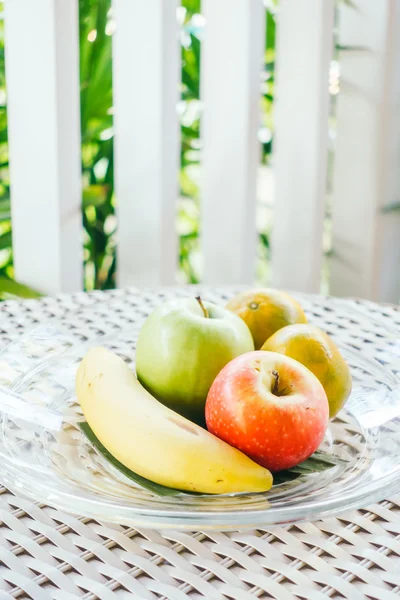 Fruta fresca en plato — Foto de Stock