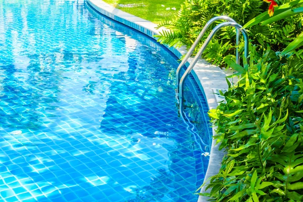 Hermosa piscina de lujo — Foto de Stock