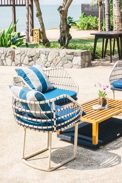 Terrasse extérieure avec chaises vides — Photo