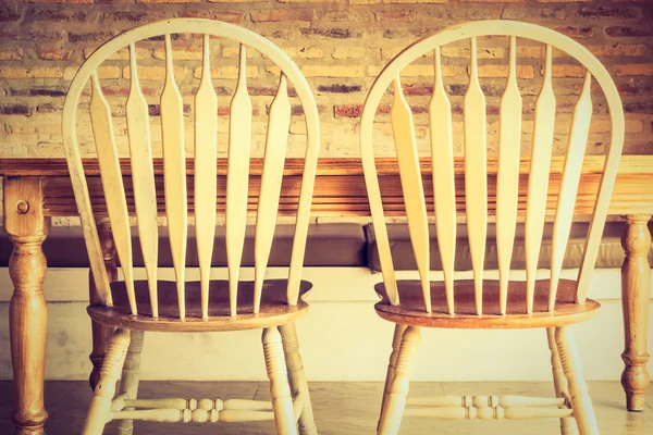 Dřevěné židle a stůl — Stock fotografie