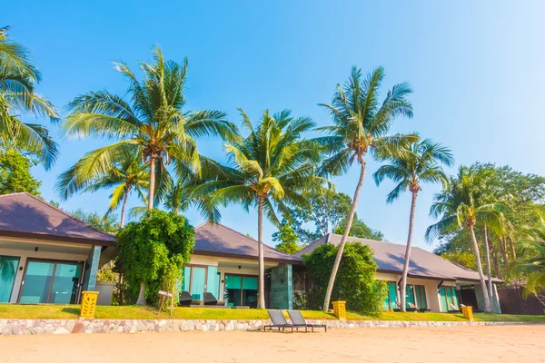 Красивый пляж и море с пальмами — стоковое фото