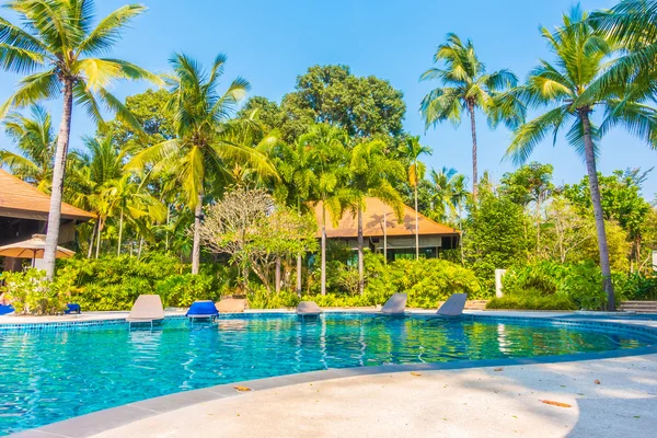 Bela piscina de luxo — Fotografia de Stock