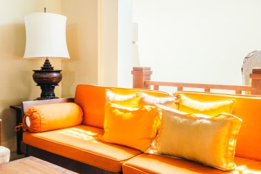 Boş tahta kanepe ve sandalye