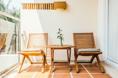 Boş sandalye ve masa