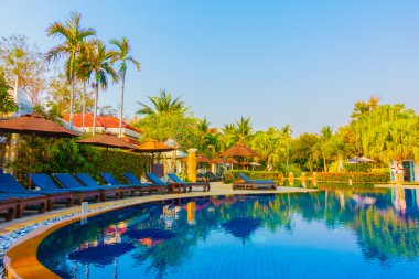 Otel havuzunda yüzme havuzu