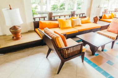 Boş tahta kanepe ve sandalye