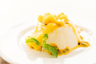 meyve panna cotta