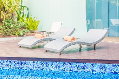 Şemsiye havuzu ve sandalye