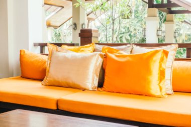 Boş tahta kanepe ve sandalye