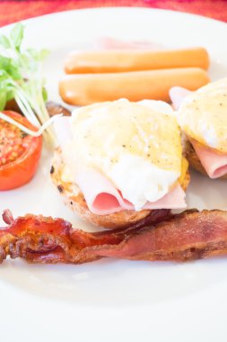 Yumurta Benedict kahvaltı için ayarla