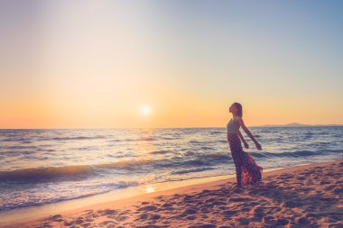 Kumsaldaki genç kadın.