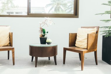 Yastık ile boş ahşap sandalye