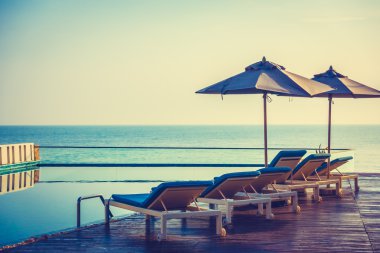 Güzel lüks otel yüzme havuzunda