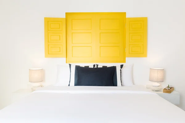 Vackra lyxiga kuddar på sovrum — Stockfoto
