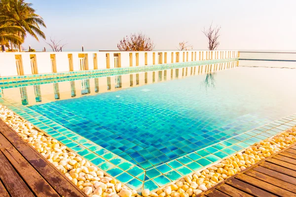 Güzel lüks otel yüzme havuzunda — Stok fotoğraf