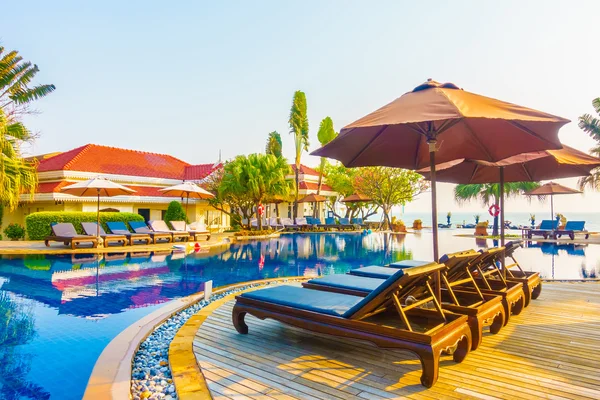 Swimming pool in hotel resort — Stock Photo, Image