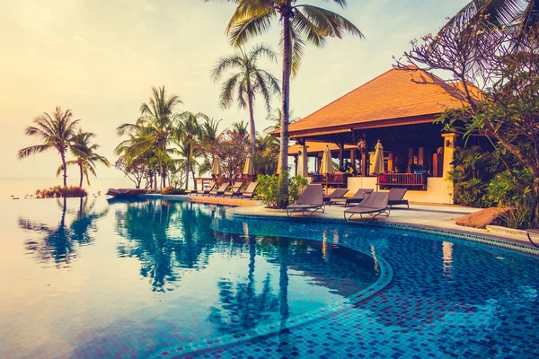 Piscina de lujo con palmeras —  Fotos de Stock