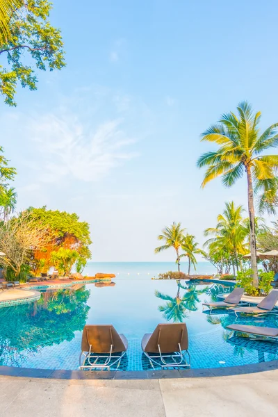 Bela piscina de luxo — Fotografia de Stock