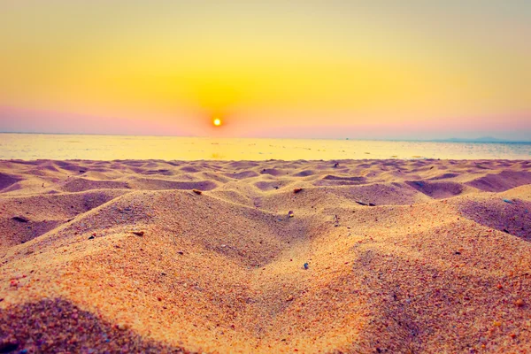 Mar bonito e areia com pôr do sol — Fotografia de Stock