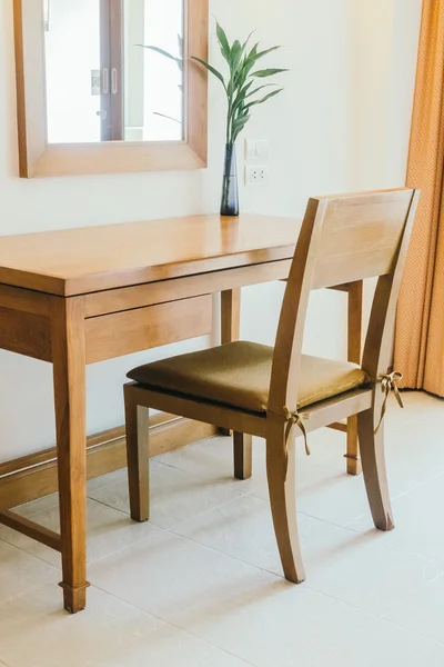 Деревянный стол и стул в гостиной — стоковое фото