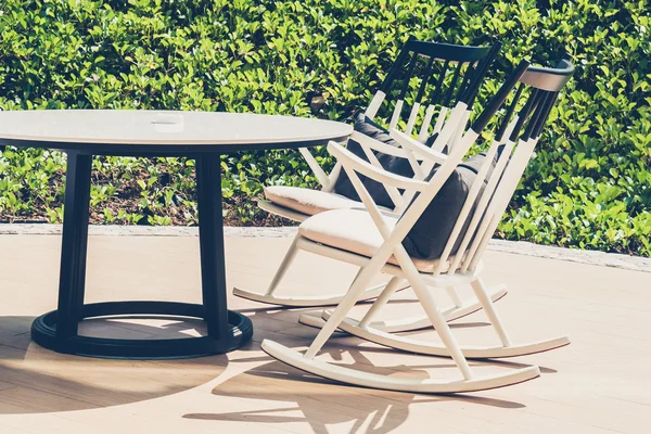 Cadeiras modernas e mesa — Fotografia de Stock