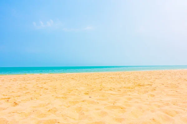 Hermosa arena vacía en la playa — Foto de Stock