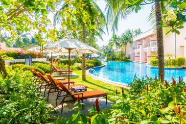 Boş şemsiyeleri ve sandalyeler