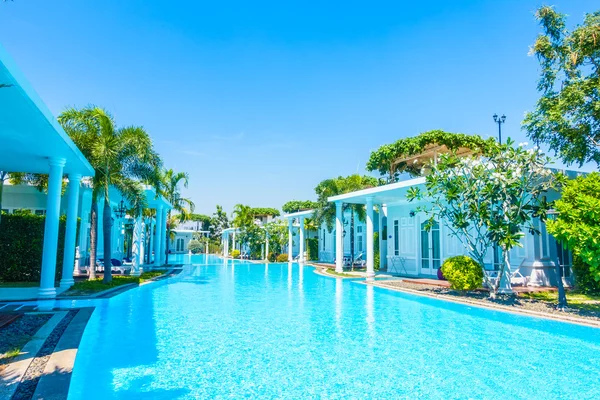 Hermosa piscina exterior de lujo — Foto de Stock