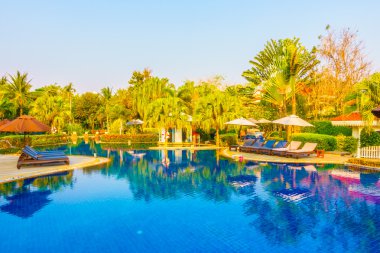 Otel havuzunda yüzme havuzu