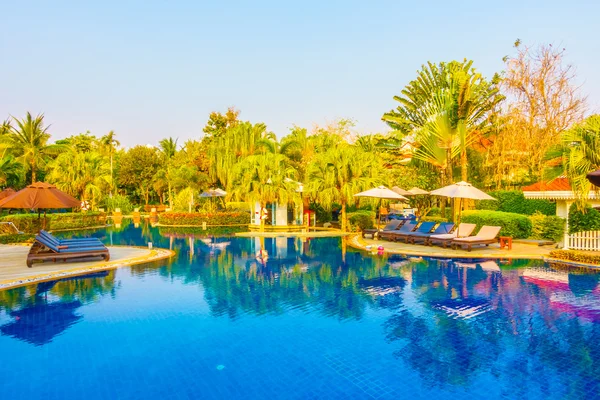 Otel havuzunda yüzme havuzu