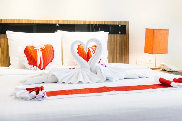 Ρομαντικό και όμορφο πολυτελές κρεβάτι διακόσμηση — Φωτογραφία Αρχείου
