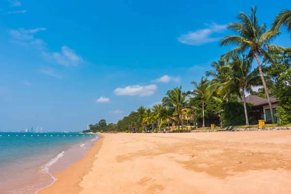 Hermosa playa y mar con palmeras — Foto de Stock