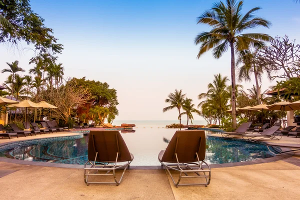 豪华游泳池和棕榈树 — 图库照片