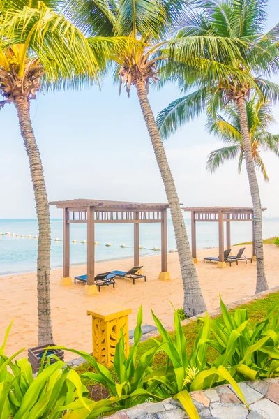 Belle plage et mer avec palmiers — Photo