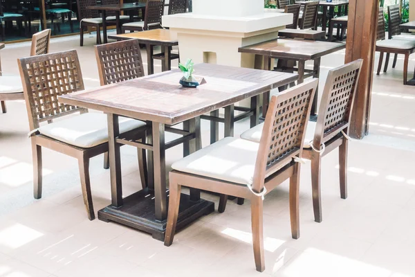 Tisch und Stuhl leer — Stockfoto