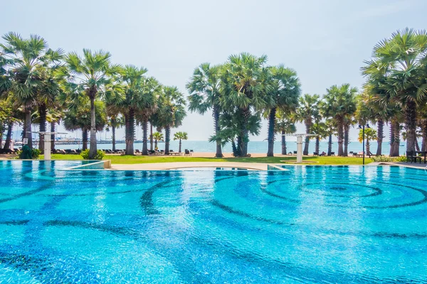 Bella piscina di lusso — Foto Stock