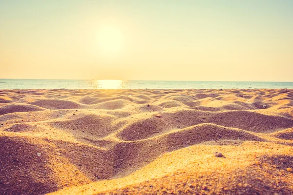 Belle mer et sable avec coucher de soleil — Photo